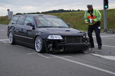 Pkw  ueberfaehrt rote Ampel und kollidiert mit Motorrad auf der B28 bei Oberjettingen - Motorradfahrer schwer  verletzt. 
